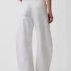Högmidjade, ultramjuka Jeans med bälten i hästskform
