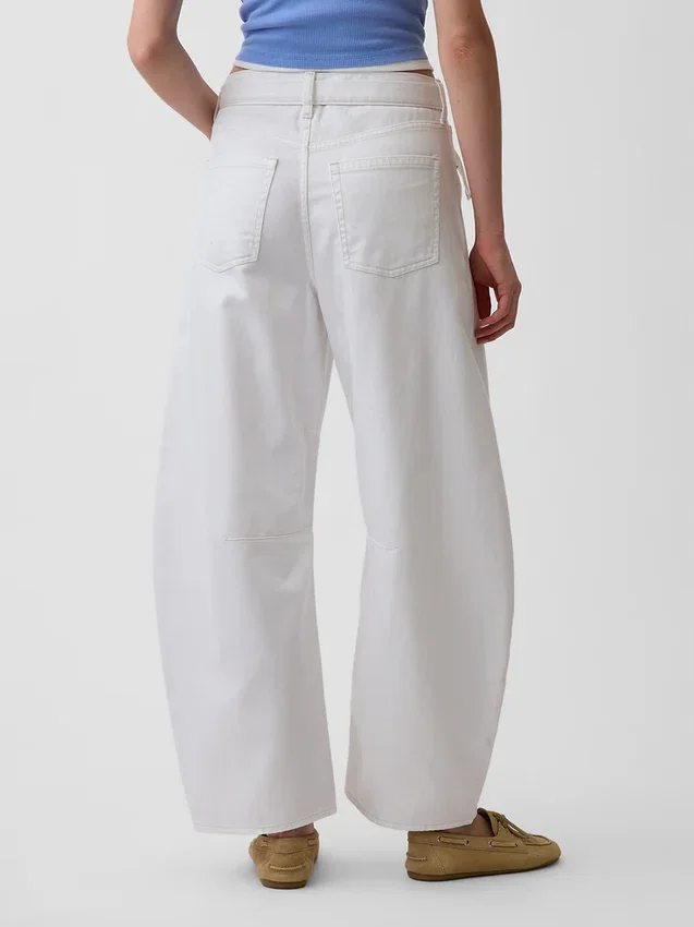 Högmidjade, ultramjuka Jeans med bälten i hästskform