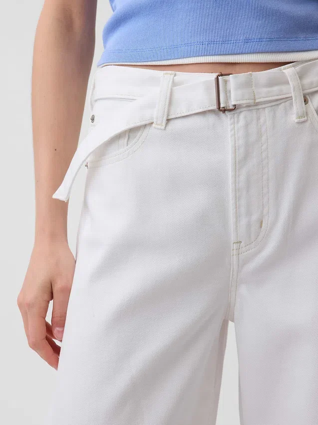 Högmidjade, ultramjuka Jeans med bälten i hästskform