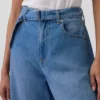 Högmidjade, ultramjuka Jeans med bälten i hästskform