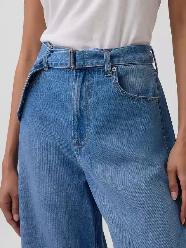 Högmidjade, ultramjuka Jeans med bälten i hästskform