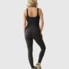 Ingrid och Isabel – den långa svarta aktiva unitard-jumpsuiten för mammakläder