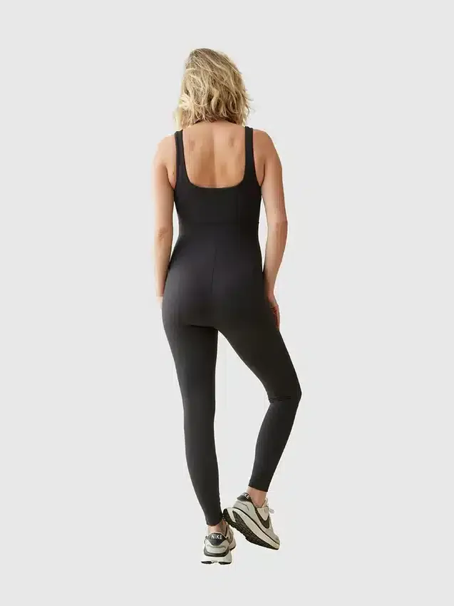 Ingrid och Isabel – den långa svarta aktiva unitard-jumpsuiten för mammakläder