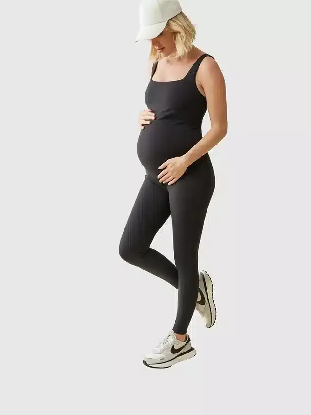 Ingrid och Isabel – den långa svarta aktiva unitard-jumpsuiten för mammakläder