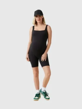 Ingrid och Isabel – kort aktiv jumpsuit för mammakläder