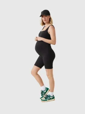 Ingrid och Isabel – kort aktiv jumpsuit för mammakläder