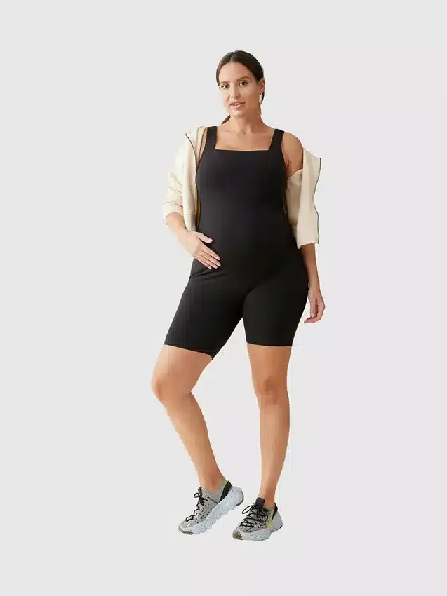 Ingrid och Isabel – kort aktiv jumpsuit för mammakläder
