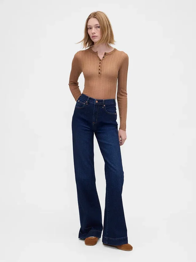 Jeans med hög midja och avslappnad utsvängd passform
