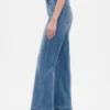 Jeans med hög midja och avslappnad utsvängd passform