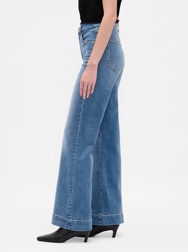 Jeans med hög midja och avslappnad utsvängd passform
