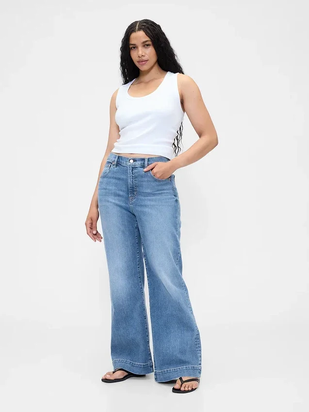 Jeans med hög midja och avslappnad utsvängd passform