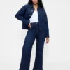 Jeans med hög midja och avslappnad utsvängd passform