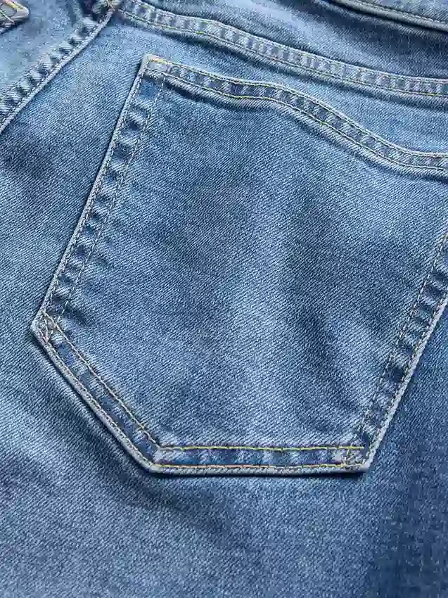 Jeans med hög midja och avslappnad utsvängd passform