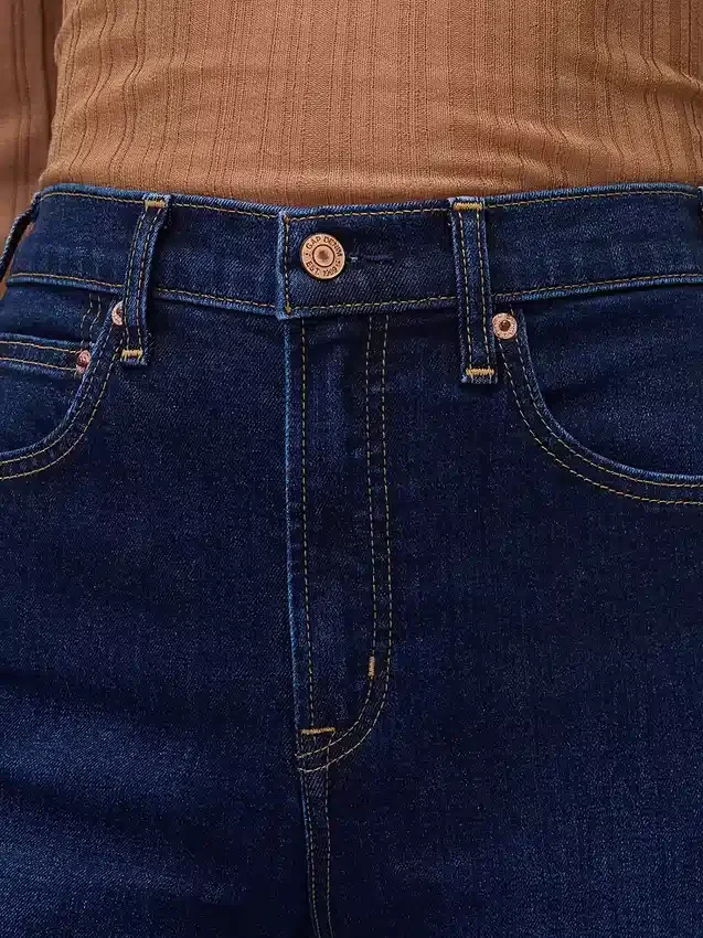 Jeans med hög midja och avslappnad utsvängd passform