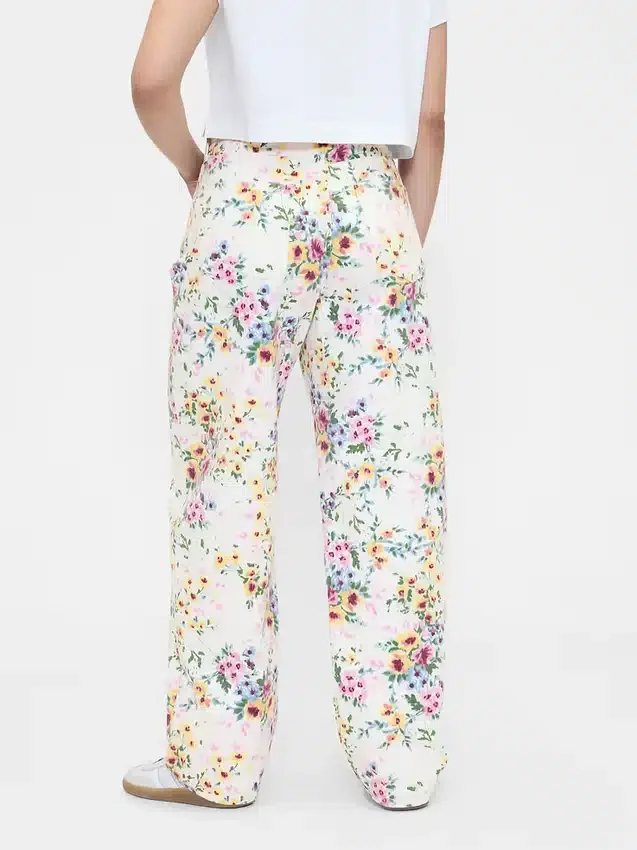 Jeans med hög midja och blommönster
