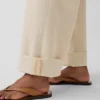 Jeans med hög midja, vid ben och ankellängd