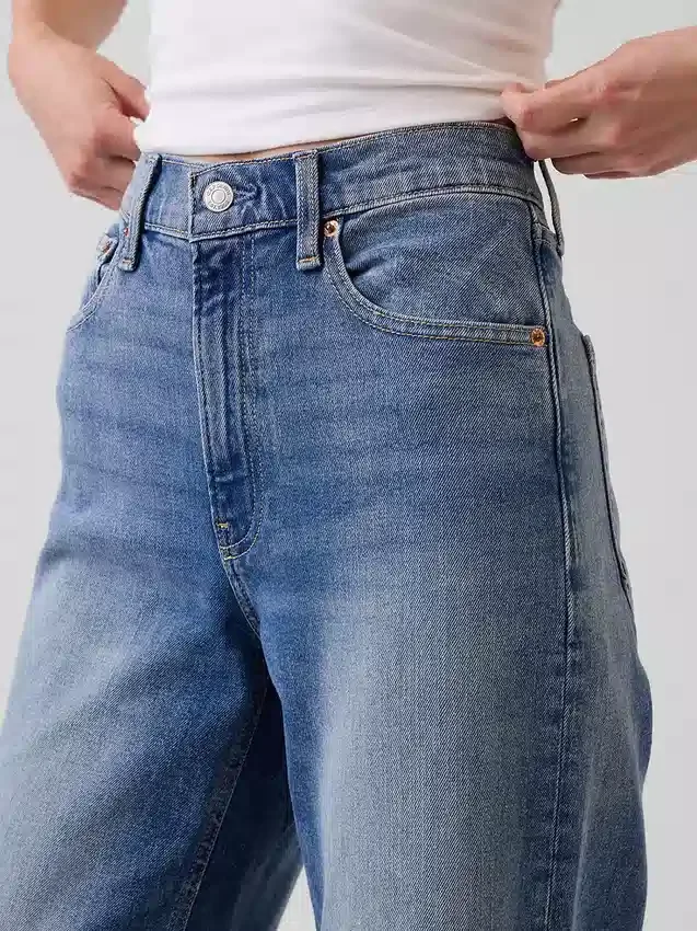 Jeans med hög midja, vid ben och ankellängd