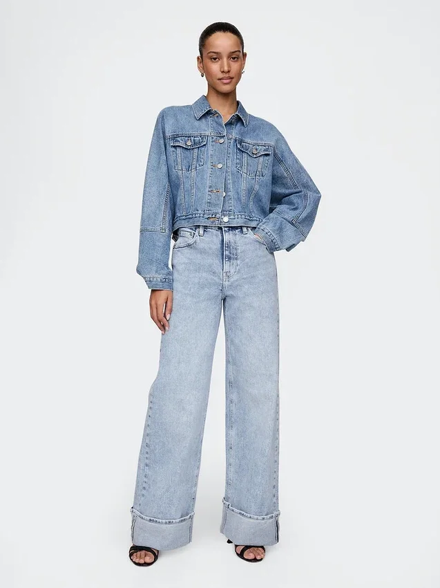 Jeans med hög midja, vid ben och uppvikt nederkant