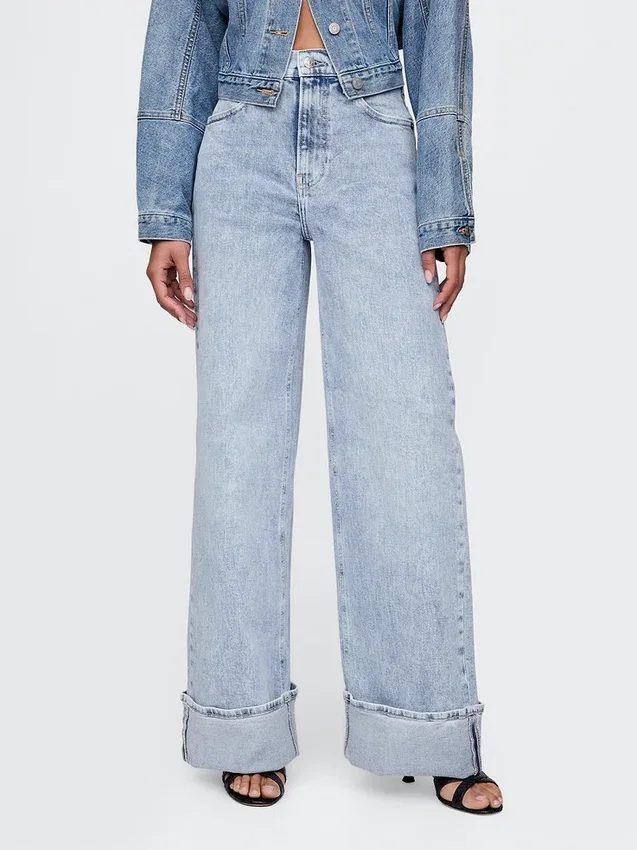 Jeans med hög midja, vid ben och uppvikt nederkant