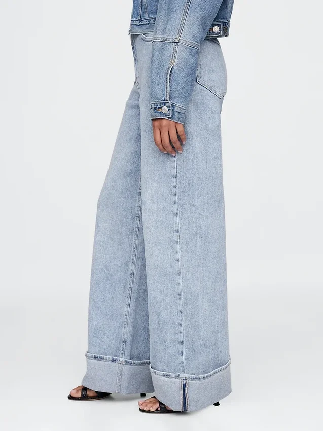 Jeans med hög midja, vid ben och uppvikt nederkant