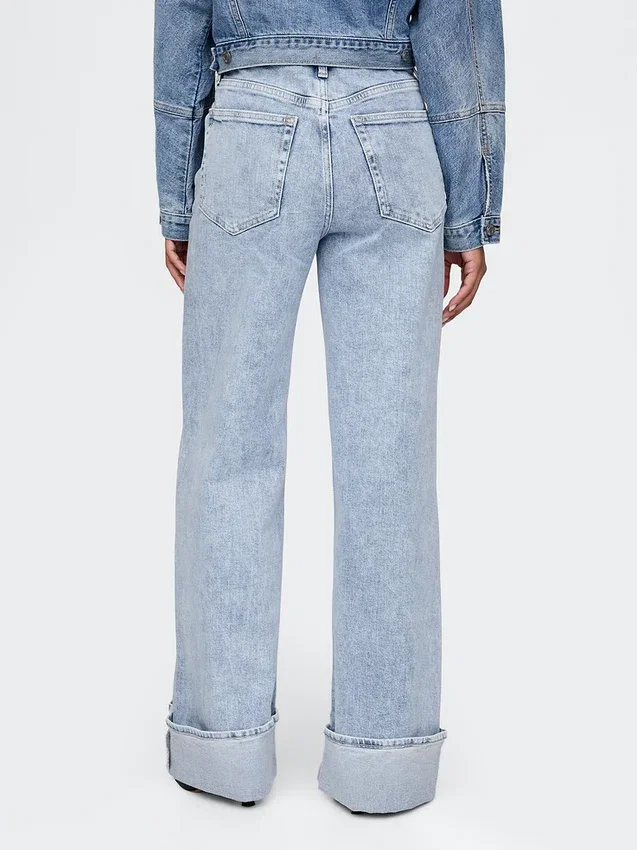 Jeans med hög midja, vid ben och uppvikt nederkant