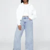 Jeans med hög midja, vid ben och uppvikt nederkant