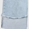 Jeans med hög midja, vid ben och uppvikt nederkant