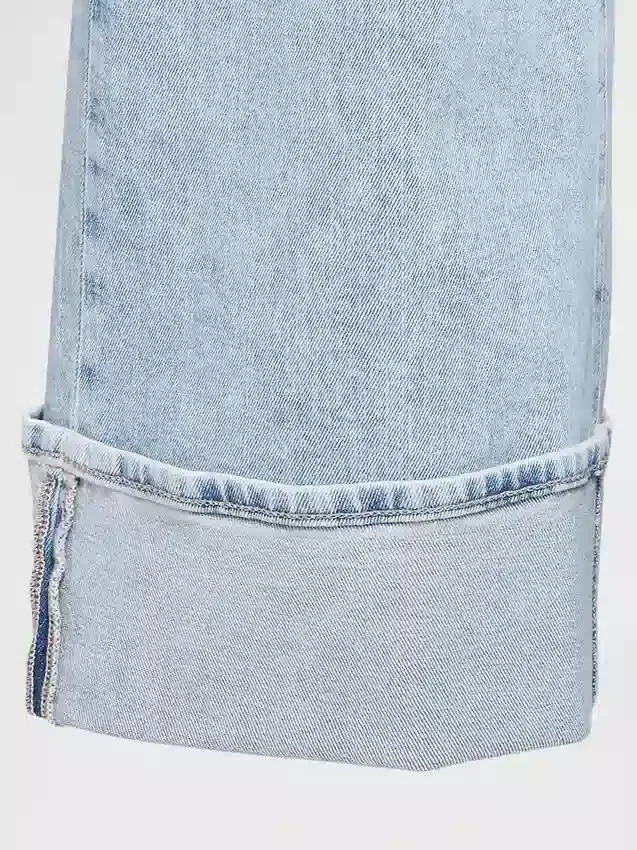 Jeans med hög midja, vid ben och uppvikt nederkant