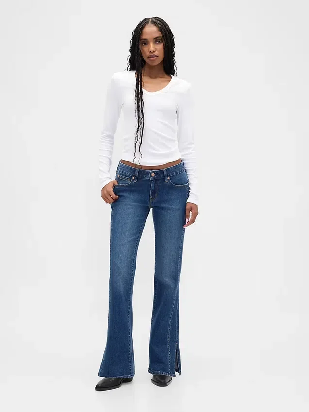 Jeans med låg midja, lång och smal passform samt söm i den uppslitna fållen