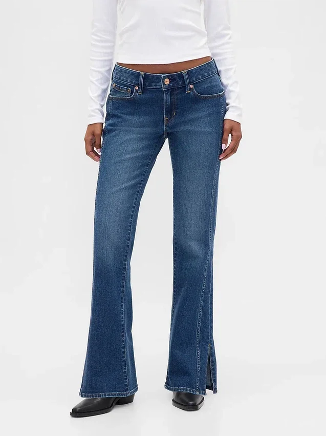 Jeans med låg midja, lång och smal passform samt söm i den uppslitna fållen