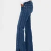 Jeans med låg midja, lång och smal passform samt söm i den uppslitna fållen