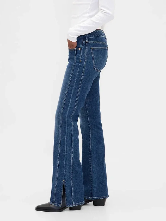 Jeans med låg midja, lång och smal passform samt söm i den uppslitna fållen