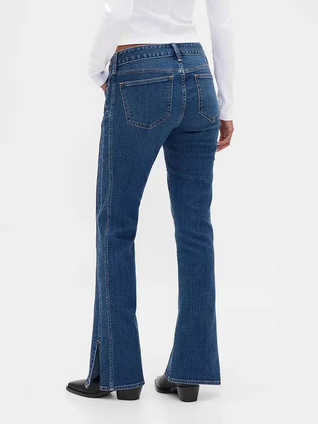 Jeans med låg midja, lång och smal passform samt söm i den uppslitna fållen