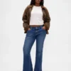 Jeans med låg midja, lång och smal passform samt söm i den uppslitna fållen