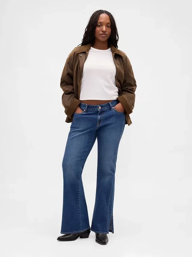Jeans med låg midja, lång och smal passform samt söm i den uppslitna fållen