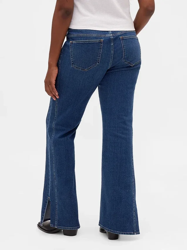 Jeans med låg midja, lång och smal passform samt söm i den uppslitna fållen