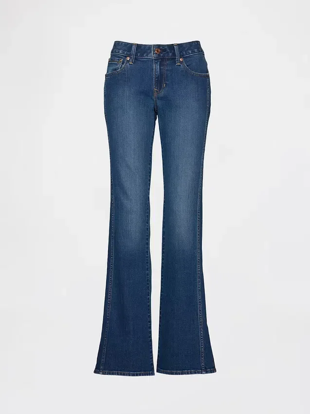 Jeans med låg midja, lång och smal passform samt söm i den uppslitna fållen