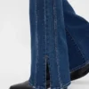 Jeans med låg midja, lång och smal passform samt söm i den uppslitna fållen