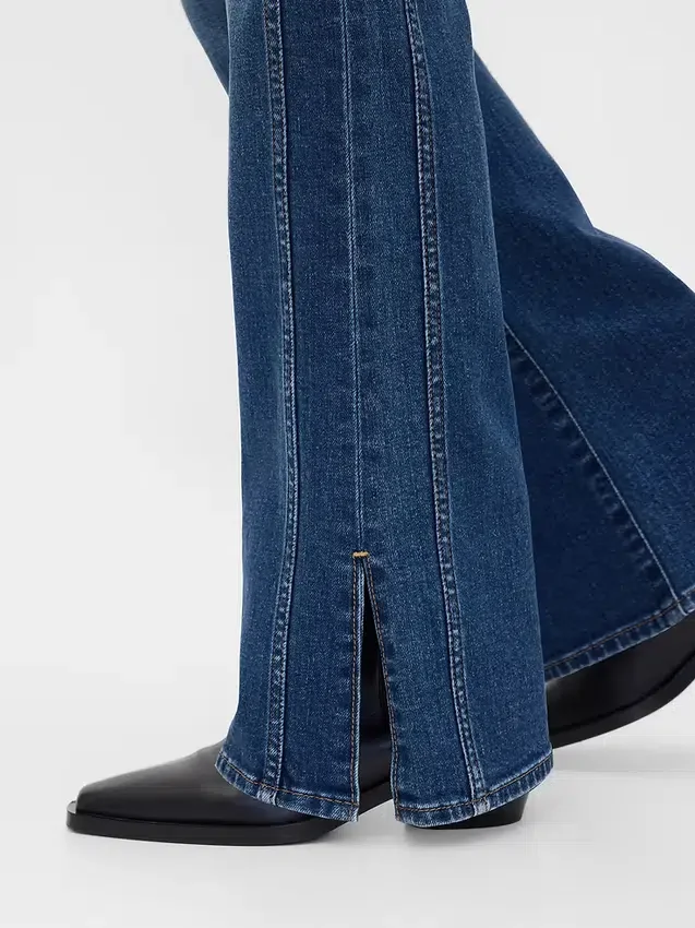 Jeans med låg midja, lång och smal passform samt söm i den uppslitna fållen