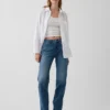 Jeans med medelhög midja, delad fåll och avslappnad rak passform