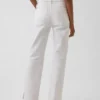 Jeans med medelhög midja, delad fåll och avslappnad rak passform