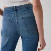 Jeans med medelhög midja, delad fåll och avslappnad rak passform