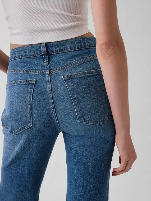 Jeans med medelhög midja, delad fåll och avslappnad rak passform