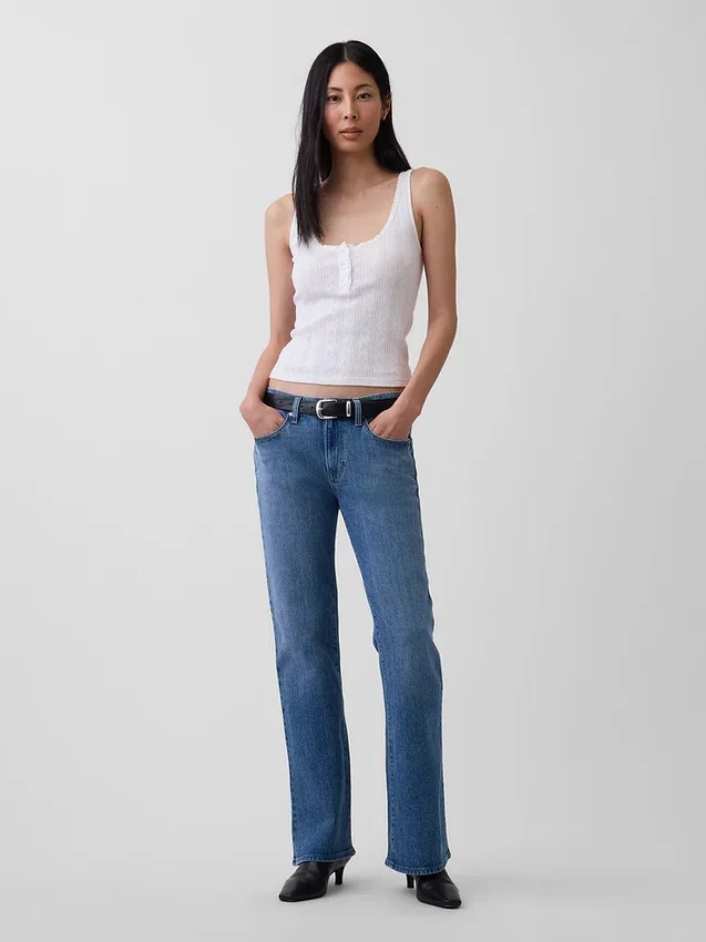 Jeans med medelhög midja och avslappnad passform i bootcut-modell