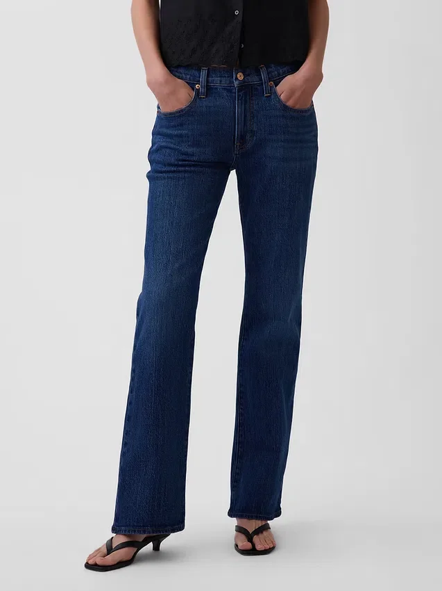 Jeans med medelhög midja och avslappnad passform i bootcut-modell