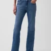Jeans med medelhög midja och avslappnad passform i bootcut-modell