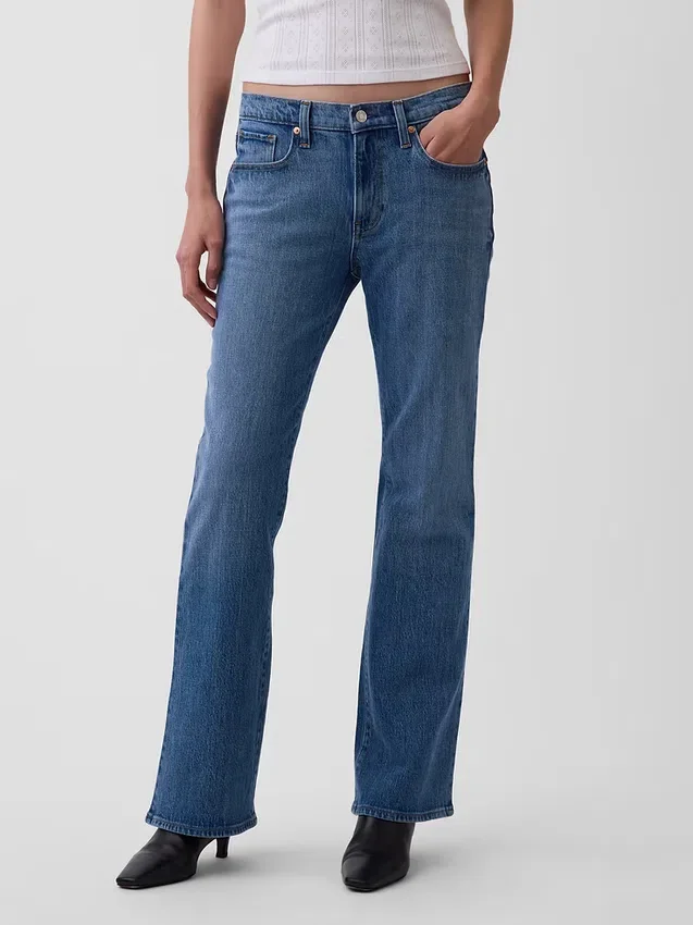 Jeans med medelhög midja och avslappnad passform i bootcut-modell