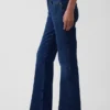 Jeans med medelhög midja och avslappnad passform i bootcut-modell