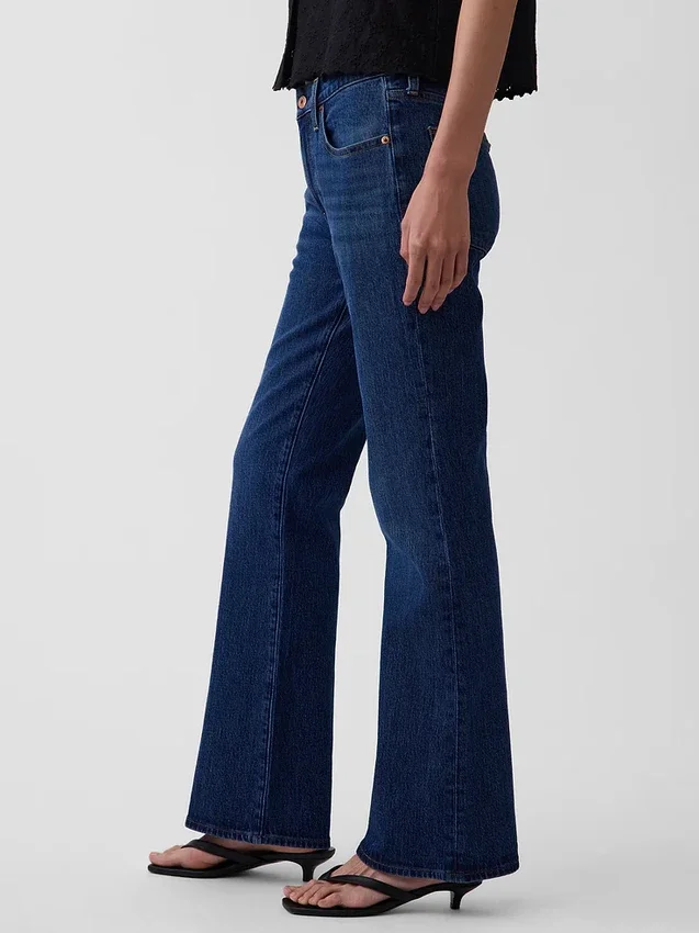 Jeans med medelhög midja och avslappnad passform i bootcut-modell