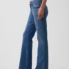 Jeans med medelhög midja och avslappnad passform i bootcut-modell
